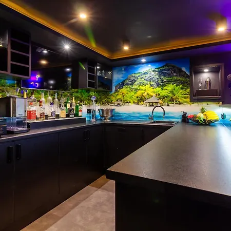 Housecube, Bar , Prywatne Kino, Bilard , Luxus * 弗罗茨瓦夫